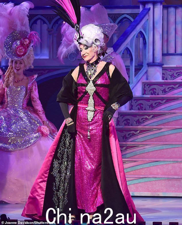 舞台明星:离开银幕后,他已同意在音乐剧《安妮》的巡回演出中饰演汉尼根小姐(如图)