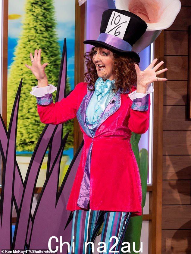 'We're all mad here': 她在 Loose Women 工作室参加了疯帽匠的茶话会,Kaye Adams 正在演奏疯帽匠