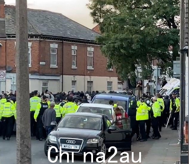 在上个月的比赛中爆发了宗派暴力事件后,警方在今天印度和巴基斯坦之间的板球比赛之前加强了巡逻。图为:8 月 28 日印度对巴基斯坦比赛后莱斯特的混乱