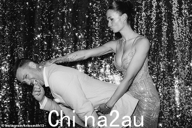 他还发了一张健身明星搂着他后颈对他做同样动作的照片