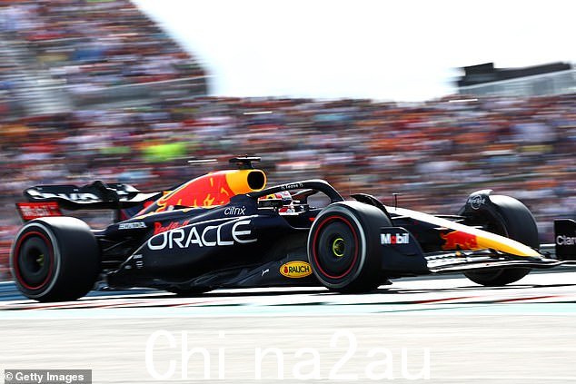 Verstappen 在第 50 圈超越刘易斯·汉密尔顿取得领先并最终赢得比赛