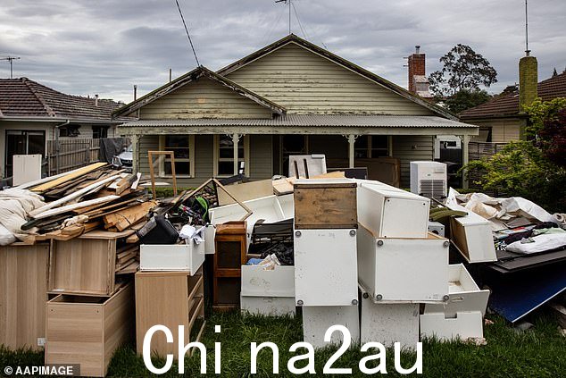 Maribyrnong 市议会在由于极端天气条件暂时停止了硬垃圾收集后恢复了清理工作(如图,Maribyrnong 的一个家)