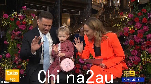 今天的主持人 Karl Stefanovic(左)在周五与他的女儿 Harper 分享了一个可爱的时刻,因为这个两岁的孩子和她的父亲一起在墨尔本进行了现场直播。(右:Ally Langdon)