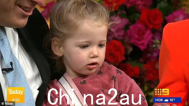 Harper 在他们面前的监视器上看到她的脸时亮了起来,说:'是 Harper!'