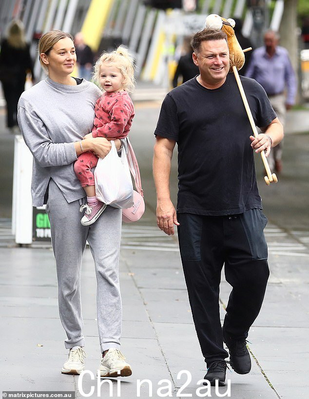 今天的主持人 Karl Stefanovic 周五早上与妻子 Jasmine 和女儿 Harper 在墨尔本度过了愉快的一天