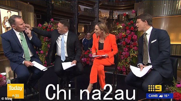 Jones 向 Karl Stefanovic(左中)和 Allison Langdon(右中)展示了他缺失的牙齿,他们惊恐万分,这促使他说:“没那么糟糕!” (右:Alex Cullen)