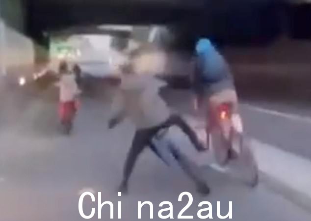 当侵略者倒在路上时,轮式骑手迅速站稳脚跟