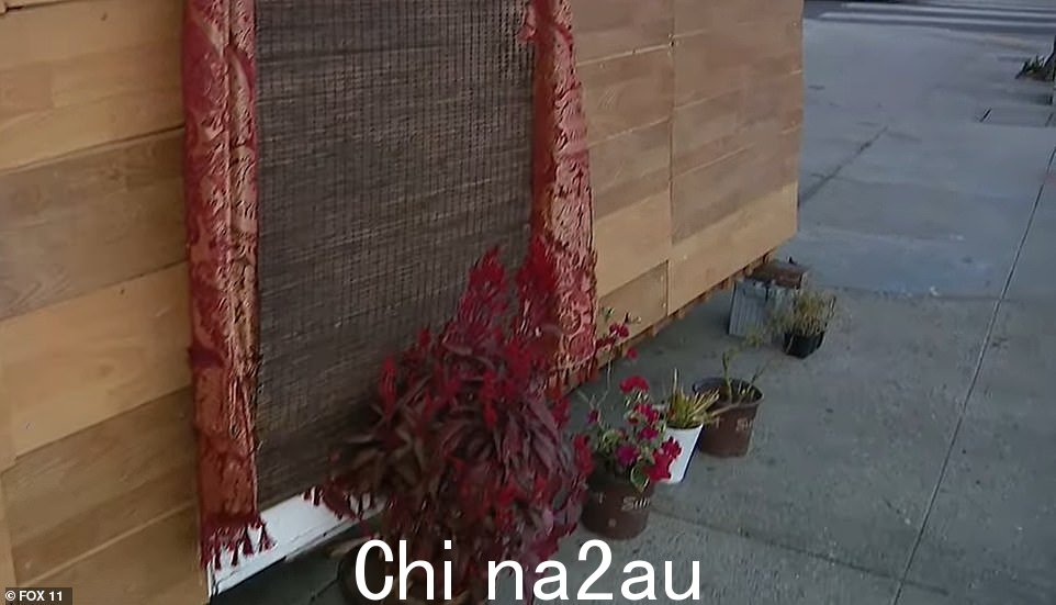 它站在几个汽车电池的顶部,并以植物装饰其外部
