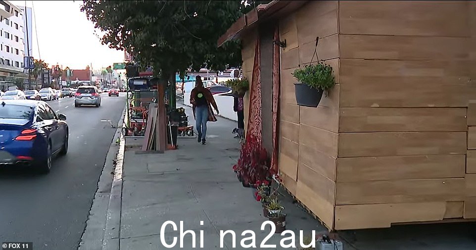 房子是用建筑工地的剩余木材和街对面商店的旧地板建造的
