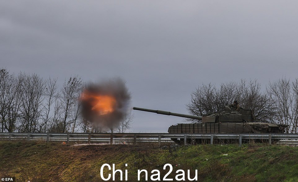 乌克兰军人在城市附近的道路上从缴获的俄罗斯 T-80 坦克上射击y of Bakhmut, Donetsk