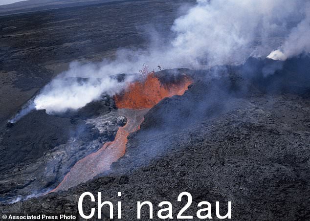 科学家们预计火山不会马上喷发,但官员们提醒人们,熔岩可能会在几个小时内到达一些家庭