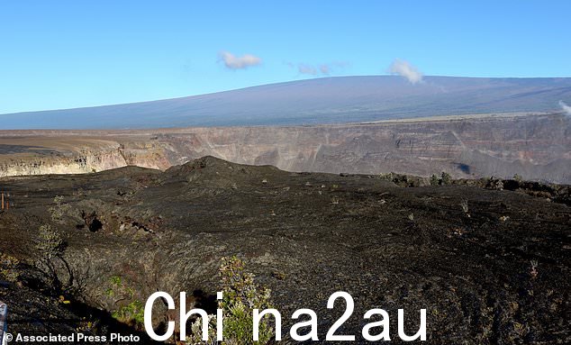 夏威夷冒纳罗亚火山,背景,2019 年 4 月 25 日在大岛夏威夷火山国家公园的基拉韦厄火山山顶火山口上耸立