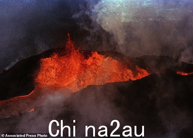 1984 年 3 月 28 日,熔岩从夏威夷希洛附近的莫纳罗亚流出。夏威夷官员警告大岛的居民为世界上最大的活火山可能爆发的可能性做准备,因为最近火山喷发Mauna Loa 山顶的地震