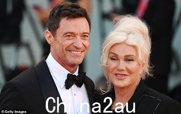 Hugh 已与妻子 Deborra-Lee Furness 结婚(右)自 996 年 1 月