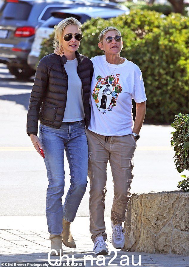 Loved up: Ellen DeGeneres 和妻子 Portia de Rossi 看起来很受宠爱,因为他们周三在圣巴巴拉走出去——几天后主持人宣布了一部新的喜剧系列“class=