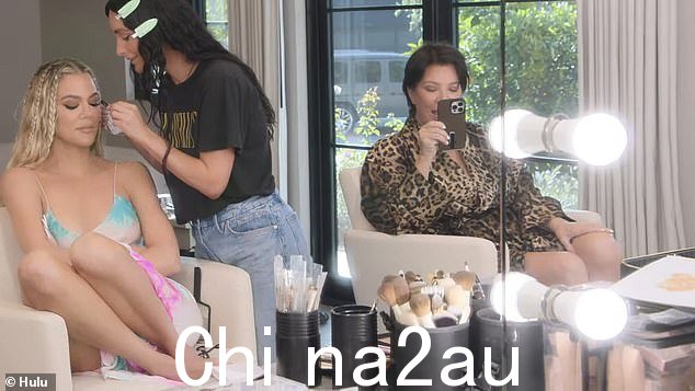 伤痕:'文字是最有力的武器;他们可以永远留下疤痕。她并没有恶意,但是当我大约九岁时,我无意中听到妈妈告诉她的朋友我需要做鼻子整形,” Khloe 当时说”class=