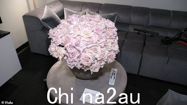 Flowers:Kim 在最后一秒进行身体化妆时,她告诉摄像师,“你可能想拍一段我可爱的花朵的视频”