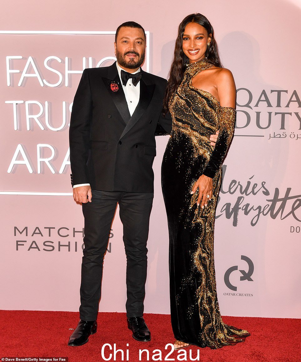 Say cheese:一个穿着时髦的 Zuhair Murad 摆在旁边迷人的模特 Jasmine Tookes 在红地毯上