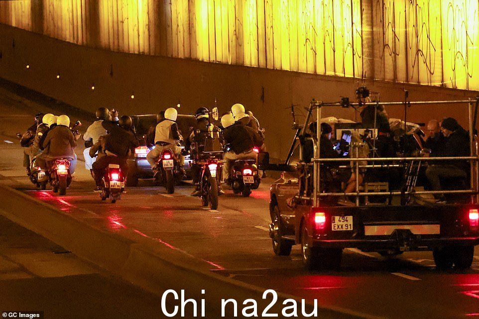 看到六辆轻便摩托车载着演员携带相机,他们描绘了在戴安娜汽车坠毁前蜂拥而至的摄影师