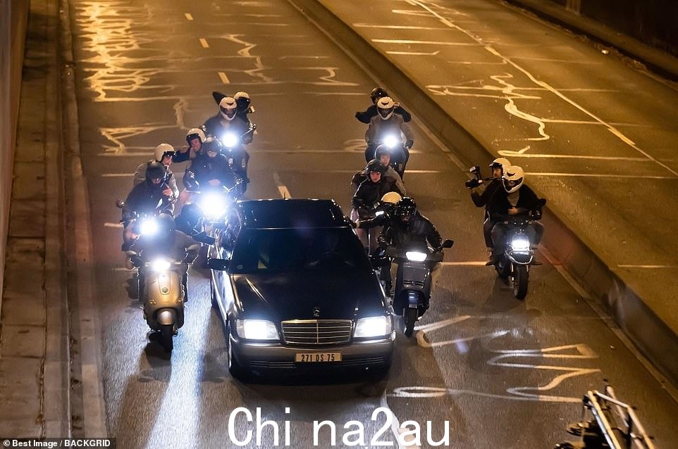 亨利·保罗失去了对汽车的控制,撞到了阿尔玛隧道的一根柱子,戴安娜、多迪和保罗受了致命伤。上图:摄影师围着一辆外观相似的梅赛德斯