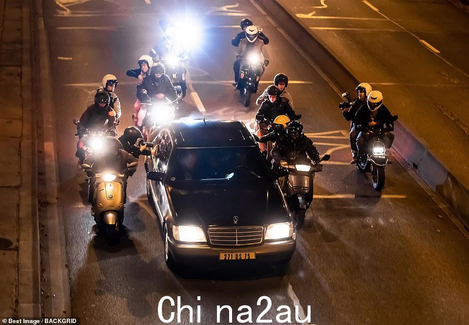 后来有人声称狗仔队的古怪行为可能导致了戴安娜的死亡。上图:重新创建了追逐” class=