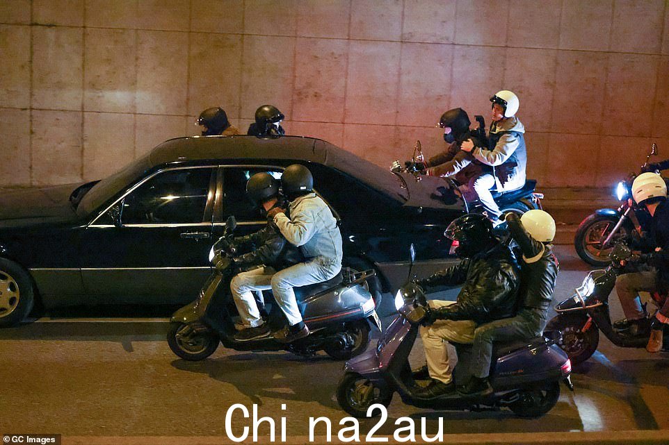 这辆车似乎正驶入真车遭遇命运的同一条隧道。狗仔队臭名昭著地追踪醉酒司机亨利保罗驾驶的汽车,因为它载着戴安娜和她的情人多迪阿尔法耶德离开巴黎丽兹酒店