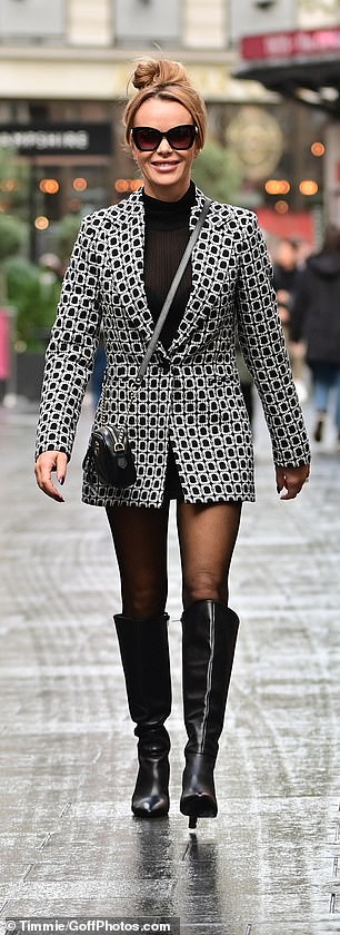 Fab: Amanda Holden 和 Ashley Roberts 周四状态良好,因为他们在 Heart FM 换班后离开伦敦的 Global Studios 工作时穿着时尚的合奏离开工作