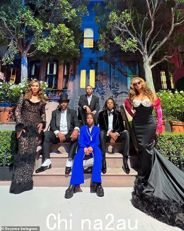 家事:碧昂丝和 Blue Ivy 加入了 Jay-Z、碧昂丝的母亲 Tina Knowles-Lawson 和似乎是 Tina 的丈夫 Richard Lawson 的主要角色