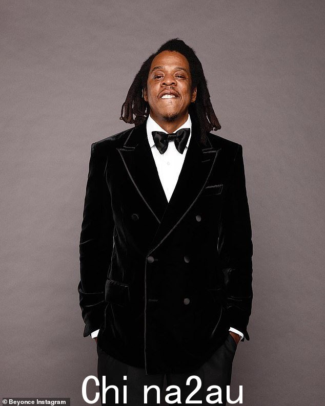 Dapper: Jay-Z 穿着黑色天鹅绒双排扣夹克和裤子看起来很精致