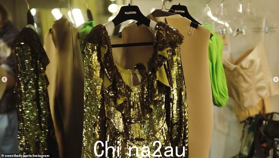 所有闪闪发光的......这件衣服被做成了一种特殊的绿色,这样它就可以完美地映在游泳池里