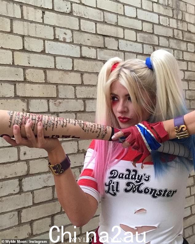 化装:Holly Willoughby 分享了她多年来最喜欢的万圣节化装服饰,包括她在 2016 年打扮成哈莉·奎茵时