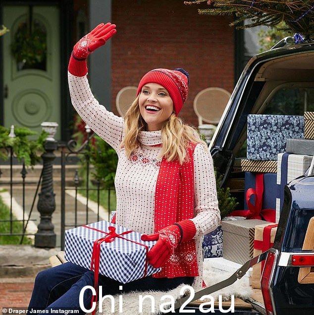 Cozy for the snow: 2020 年还看到她穿着毛衣搭配帽子、手套和围巾