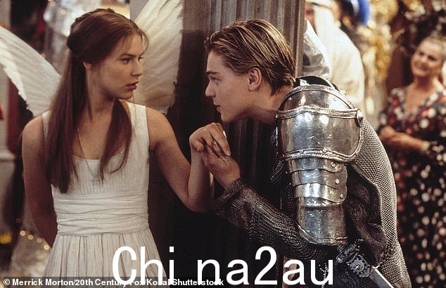最初的命运多舛的恋人:两人饰演罗密欧与朱丽叶,模仿 1996 年 Baz Lurhmann 导演的电影中克莱尔丹尼斯和莱昂纳多迪卡普里奥穿的服装