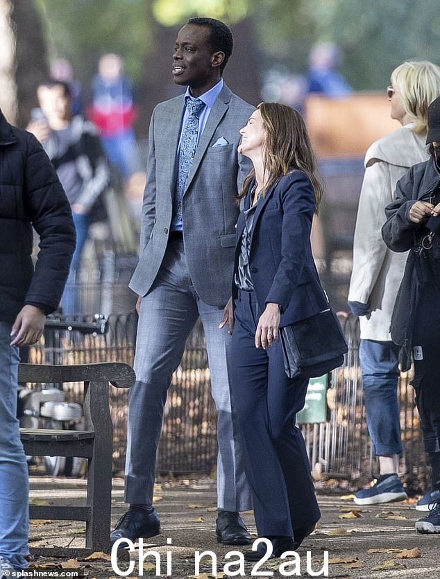 新节目:Keri Russell 和 Ato Essandoh 被拍到为即将上映的 Netflix 政治剧《外交官星期四》拍摄场景