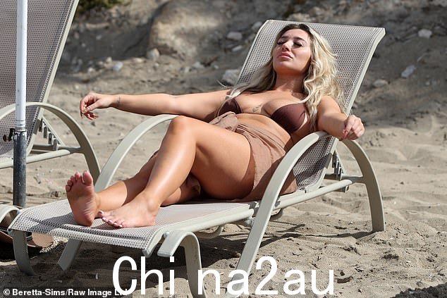 Gorgeous: Bethan 用厚底凉鞋完成了她炙手可热的沙滩装造型,并将她的必需品放在巧克力手提包中