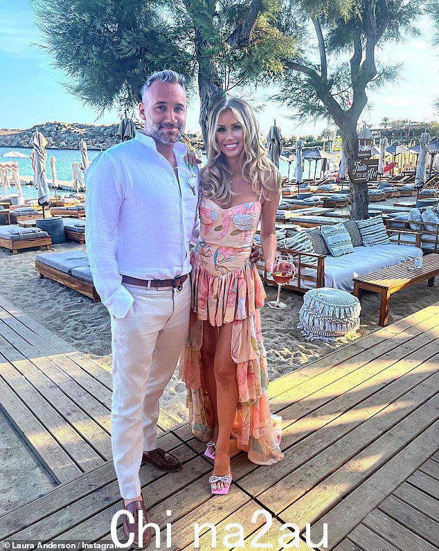 Exes: Laura 加入了这个节目,在她与交往五年的男友 Dane Bowers 分手后,该节目将名人与不在公众视野中的单身人士配对(合照)