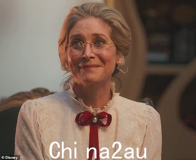 好主意:艾伦的角色随后提出了“看到世界其他地方的正常人是什么样子”的想法,这让伊丽莎白米切尔扮演的克劳斯夫人非常满意