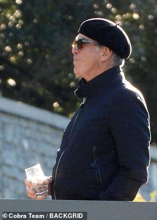 Outfit: 他把夹克和黑色贝雷帽搭配在一起,显得温文尔雅