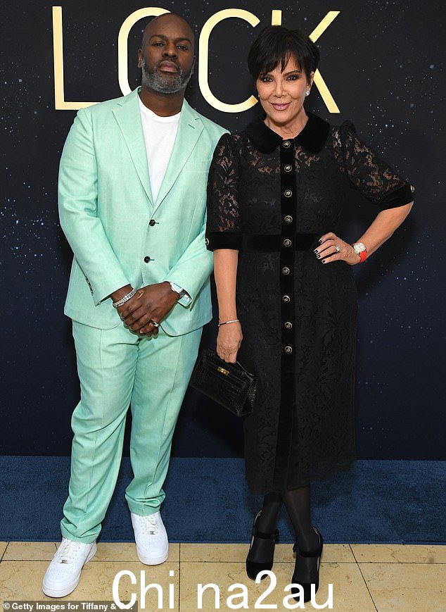 Duo: Kris Jenner 和 Corey Gamble 周三晚上在洛杉矶参加 Tiffany & Co Lock 活动时转过头来