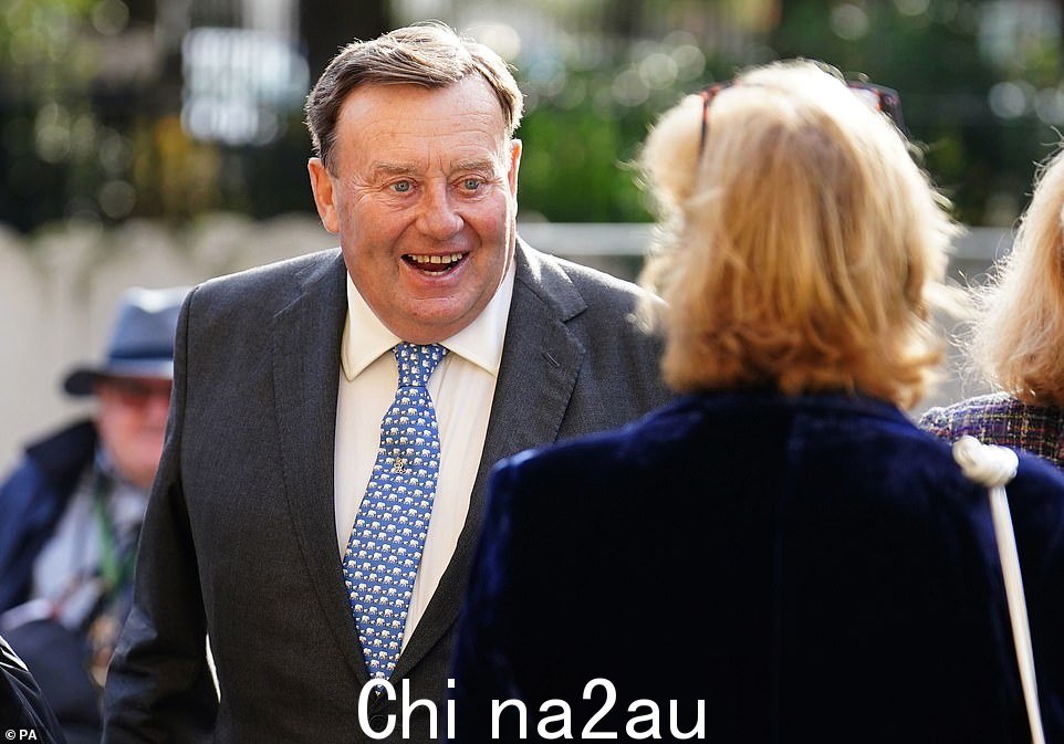 Nicky Henderson(照片在教堂外)今天将 Piggott 先生描述为“一个人物的传奇人物”,因为他参加了纪念他的仪式