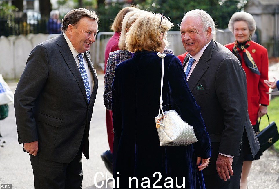 赛马教练 Nicky Henderson(左)和 Ludlow 赛马场总监 David Minton(右),合影今天出席
