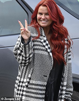 今天的头发:Kerry Katona 在星期四展示了她令人惊叹的新头发变化,因为她出现了四个小时的沙龙之旅