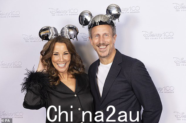 Sweet: Andrea McLean 和 Nick Feeney 在星光熠熠的活动中以舒适的姿态出现在欢乐的气氛中