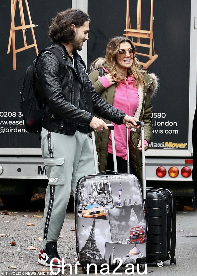 她来了:Kym Marsh 周四在伦敦北部参加 Strictly Come Dancing 排练时穿着随意的造型