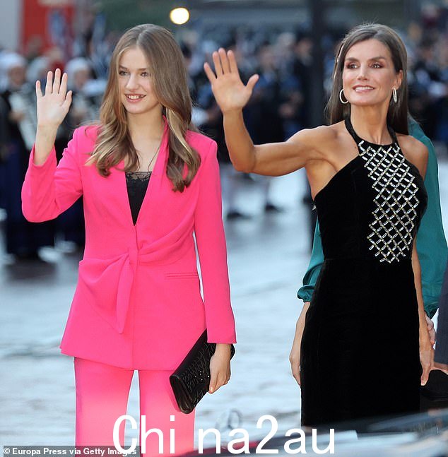 Letizia 把头发直垂下来,在订婚时摆出姿势对着镜头挥手,而她的女儿 Leonor 则把她的头发造型成波浪状