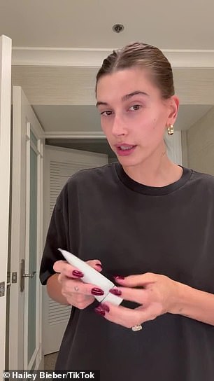 这位出生于亚利桑那州的美女说:'当然,我的目标始终是真正水润、滋养、水润、有光泽、美味、光滑的皮肤。我真正得到的方法是在我的化妆品下面分层正确的产品而不做太多,因为我不希望在我的化妆品下面放置太多产品'