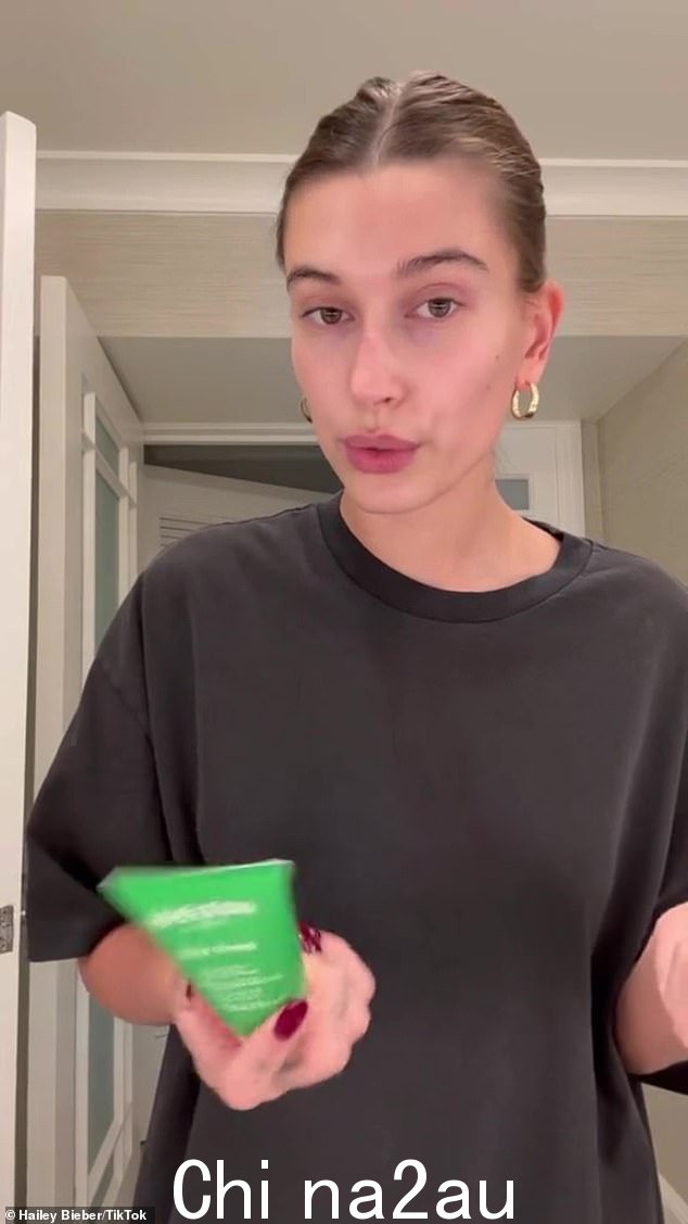'这对某些人来说有点重':Hailey 然后使用了一种不是她自己的产品 - 19.99 美元的 Weleda Skin Food - 化妆师向她推荐了“我觉得我得到更多的地方”干'