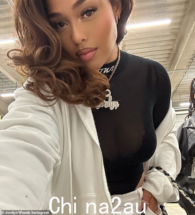 自拍时间:Jordyn 将自拍上传到她最新的照片系列中,分享她当天迷人妆容的特写镜头