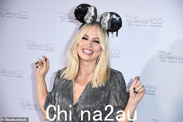 所有的微笑:她认为她的金发女郎应该当她摆好姿势拍照时,她在头上摇晃着一对万圣节主题的米老鼠耳朵,头发松散的波浪