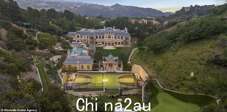 这片占地 267,335 平方英尺的地块坐落在穆赫兰大道下方的守卫大门后面,位于超豪华的地区,邻居包括丹泽尔华盛顿、西尔维斯特史泰龙、贾斯汀比伯、埃迪墨菲和塞缪尔 L.J ackson 和 Lisa Vanderpump,仅举几例